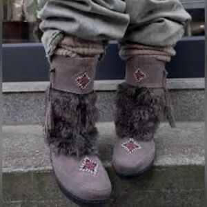 Vintage Minnetonka Moccasin Mukluk Gray Fur Boots Size 9